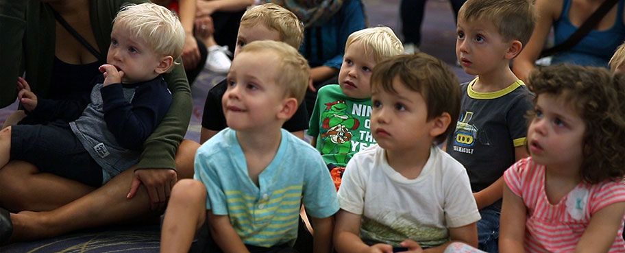 De jeunes enfants écoutent une histoire